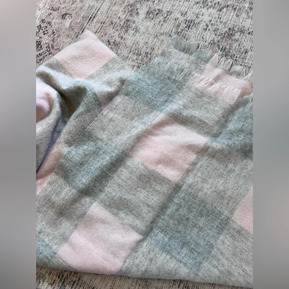 Phenix Pink and Gray Scarf Elegant Accessories